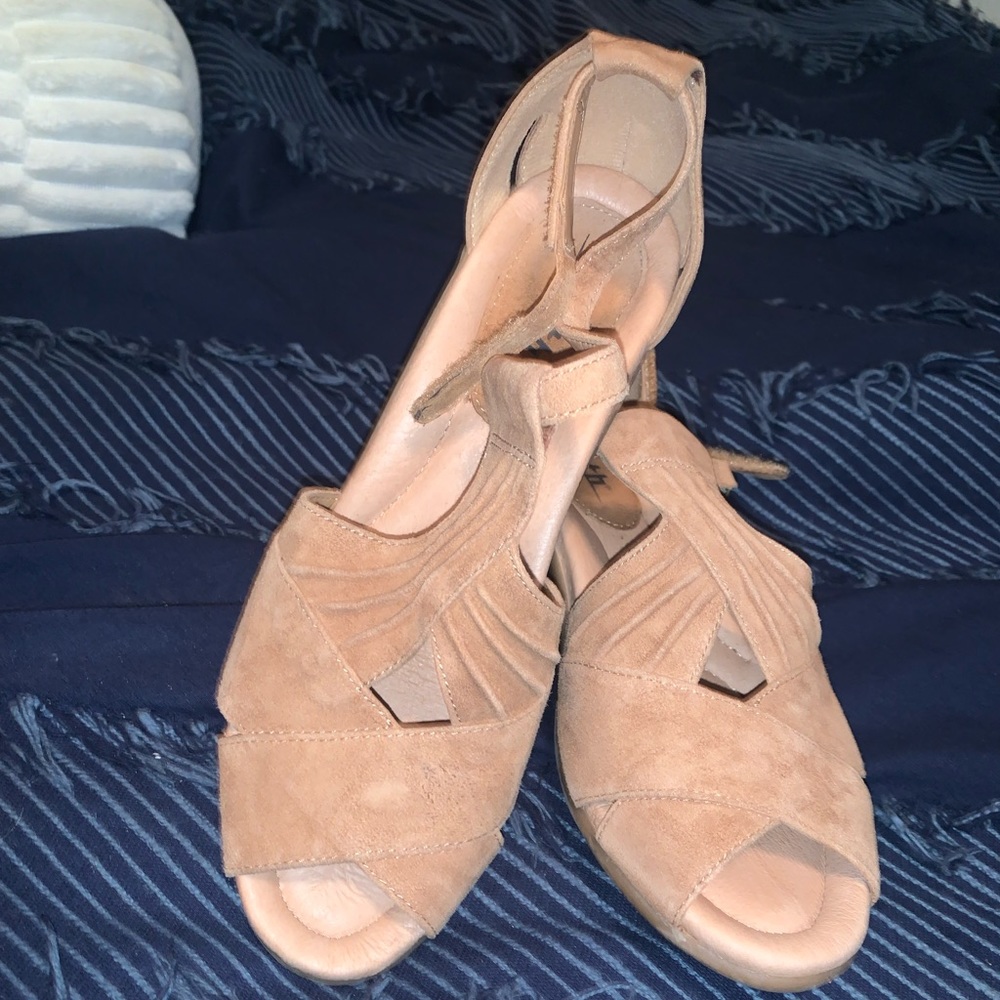 Sued camel heels worn once